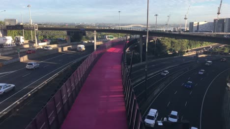 Verkehr-auf-der-Autobahn-Nelson-Street-Cycleway-Lichtweg-Auckland-Neuseeland