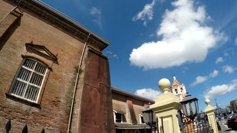 Koloniale-16.-Jahrhundert-Spanisch-gebaut-von-Saint-Paul-der-erste-Einsiedler-Dom-auch-bekannt-als-San-Pablo-Kathedrale,-zeigen-ihre-umliegenden-Eisen-Zaun-auf-der-Ost-Seite-Kirchenschiff-Ziegelwände.-Kamerafahrt