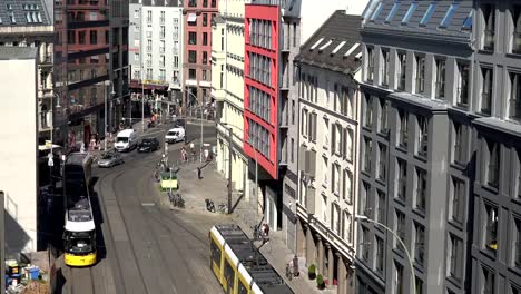 Las-calles-de-Berlín-con-transporte-público-tranvías-alrededor-de-20-de-julio-de-2016-4-k