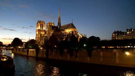 atardecer-en-la-Catedral-de-notre-dame,-París