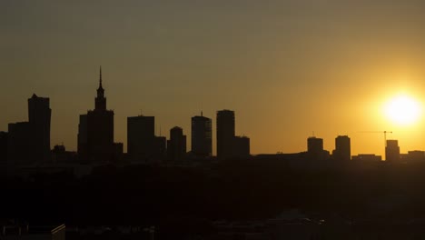 Zeitraffer-Sonnenuntergang-und-Skyline-in-Warschau