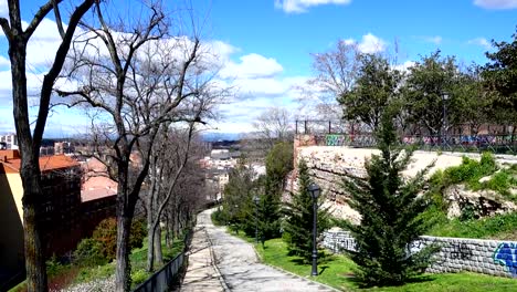 Wanderweg-auf-dem-Platz.-Madrid.-Spanien.