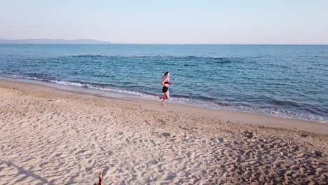 Piombino,-Tuscany,-Italy.-Niña-corre-a-lo-largo-de-la-orilla-del-mar-en-el-atardecer