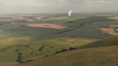 Atleta-paraglider-vuela-en-su-parapente-junto-a-las-golondrinas.-Seguimiento-desde-los-aviones-no-tripulados