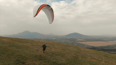 Atleta-paraglider-vuela-en-su-parapente-junto-a-las-golondrinas.-Seguimiento-desde-los-aviones-no-tripulados