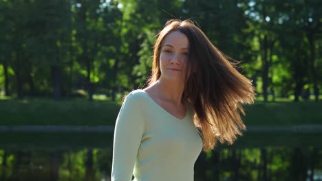 Cheerful-woman-with-long-golden-flying-hair,-turn-head