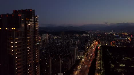 noche-al-atardecer-Taiwán-iluminado-panorama-aéreo-de-los-calles-de-taipei-city-tráfico-4k