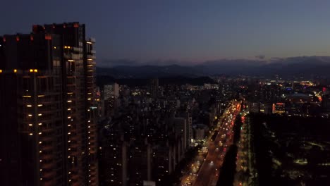 Taiwan-Sonnenuntergang-Nacht-beleuchtete-Taipei-Stadt-Verkehr-Straßen-Luftbild-Panorama-4k