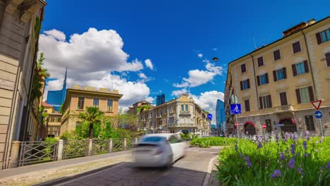 Italien-Sonnentag-Mailand-Stadt-alte-Stadt-Verkehr-moderne-Straßenblock-Panorama-4k-Zeitraffer