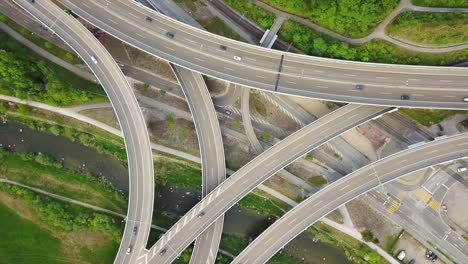 Schweiz-Zürich-am-Flussufer-Straße-Verkehrsknotenpunkt-Antenne-down-Ansicht-4k