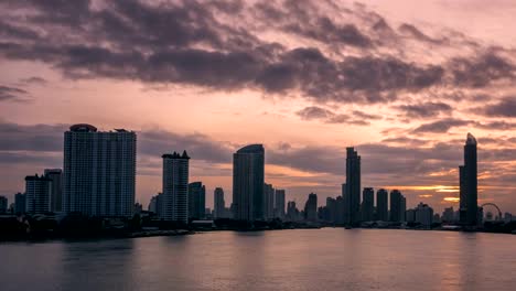 4-lapso-k,-cielo-dramático-sobre-metrópolis-de-Bangkok-al-atardecer