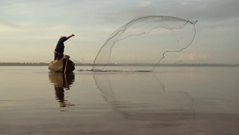 Los-pescadores-están-pescando-con-redes.