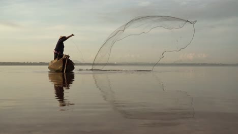 Fishermen-are-fishing-with-nets.