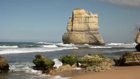 Meer-Stack-von-Gibson-es-Schritte-Strand-an-den-12-Aposteln-betrachtet