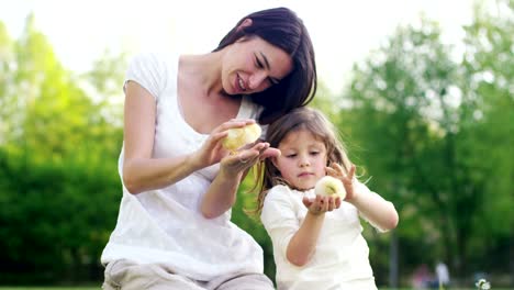 Los-mejores-momentos-de-la-vida,-las-chicas-dulces,-juega-en-el-parque-con-poco-chickens(yellow),-en-el-fondo-de-hierba-verde-y-árboles,-el-concepto:-los-niños,-amor,-ecología,-medio-ambiente,-juventud.