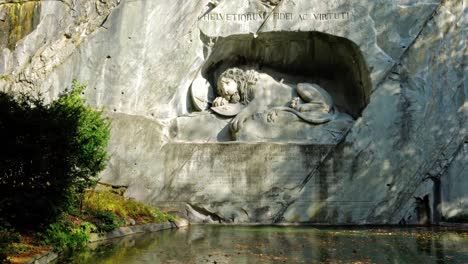 Famoso-monumento-del-León-(1820)-por-Bertel-Thorvaldsen,-Lucerna,-Suiza