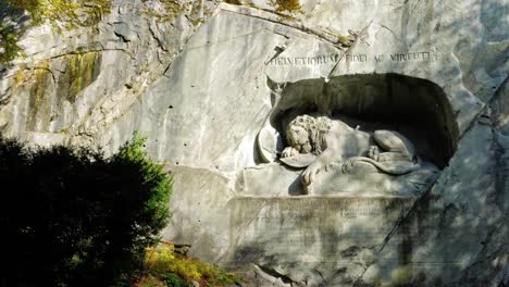 Famoso-monumento-del-León-(1820)-por-Bertel-Thorvaldsen,-Lucerna,-Suiza