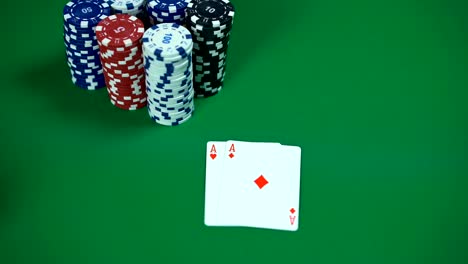 Tarjetas-de-jugador-de-Poker-que,-par-de-ases,-ganar-mano,-exitoso-jugador