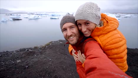 Video-der-jungen-Paare,-die-Spaß-unter-Selfie-durch-den-Gletschersee-Jökulsárlón-Lagune-in-Island.