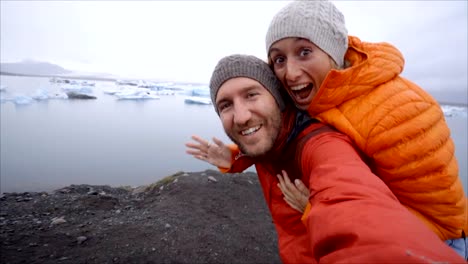 Video-der-jungen-Paare,-die-Spaß-unter-Selfie-durch-den-Gletschersee-Jökulsárlón-Lagune-in-Island.