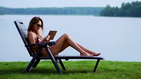 A-slender-young-brunette-on-vacation-is-looking-for-tours-for-further-travel-to-the-Islands