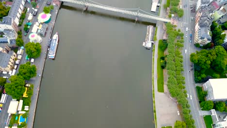 Luftaufnahme-der-Stadt-Frankfurt-mit-Fluss-und-Wolkenkratzer-bei-Sonnenaufgang