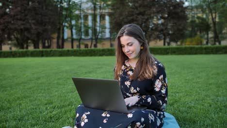 Beautiful-woman-using-laptop-in-the-outdoor-park