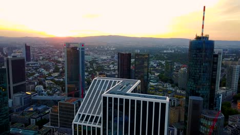 Luftaufnahme-der-Business-Area-in-der-Frankfurter-City-mit-Wolkenkratzern