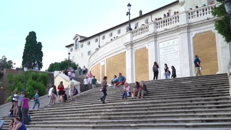 Spanische-Treppe,-Piazza-de-Espana,-Rom.-Leute-sitzen-auf-den-Stufen