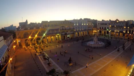 Lapso-de-tiempo-al-anochecer-en-la-Plaza-Vieja-en-la-Habana-Cuba