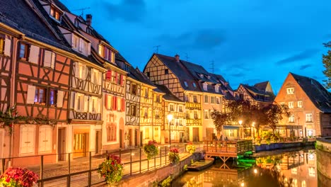 Día-de-skyline-de-la-ciudad-de-Colmar,-mitad-casa-de-madera-para-timelapse-nocturno,-lapso-de-tiempo-de-4K-de-Colmar,-Francia