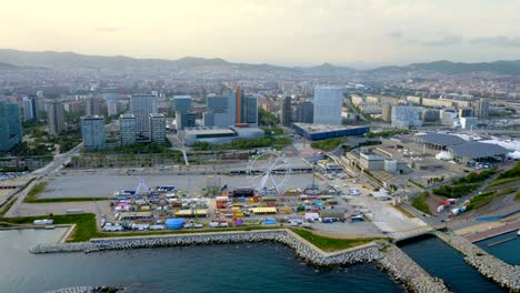 Vista-aérea-de-Barcelona-skyline-con-modernos-edificios-y-Parque-de-atracciones-en-la-playa