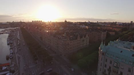 Luftaufnahme-des-Stockholmer-Stadtbild-bei-Sonnenuntergang.-Drohne-Schuss-über-Gebäude,-Straße-und-Kanal-fliegen.-Hauptstadt-von-Schweden