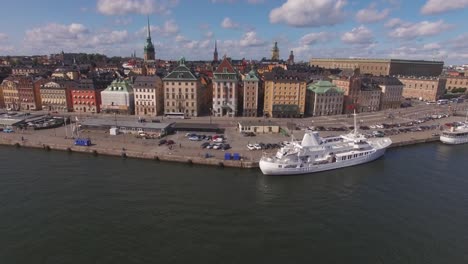 Vuelo-aéreo-de-la-ciudad-de-Stockholm.-Toma-de-Drone-de-Gamla-stan-en-Estocolmo,-Suecia.-Rodada-en-4K-UHD