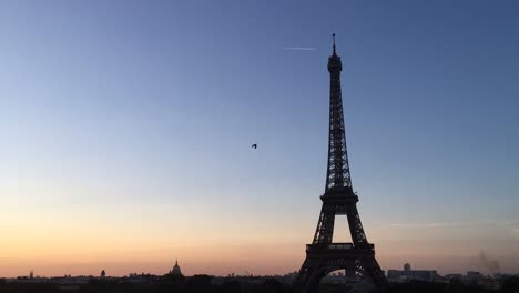 Timelapse-del-amanecer-en-la-Torre-Eiffel-en-París
