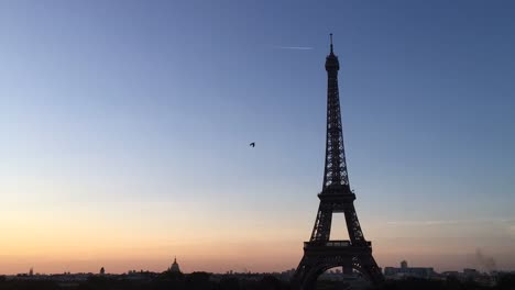 Sunrise-Zeitraffer-am-Eiffelturm-in-Paris