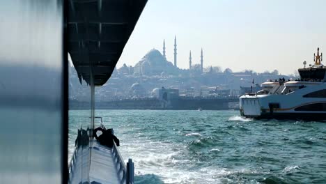 Luxus-Boote-segeln-durch-Bosporus,-Blaue-Moschee,-schöne-Aussicht,-Tourismus