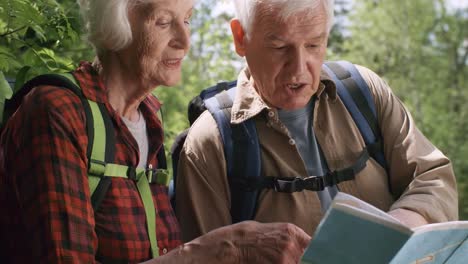 Senior-Wanderer-Prüfung-Karte-mit-Routen