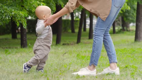 Mutter,-Lehre-Babyjungen-Walk