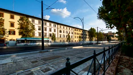 Die-Straßen-von-Florenz-mit-dem-Verkehr-von-Autos-und-Straßenbahnen-am-Abend.-Timelapse