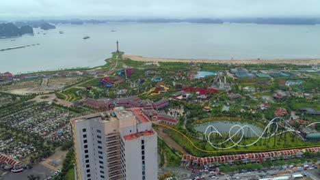 vista-aérea-4-k-sobre-la-ciudad-y-parque-con-Bai-Tho-montaña-del-karst-Ha-mucho-bay.-Ciudad-de-Halong.