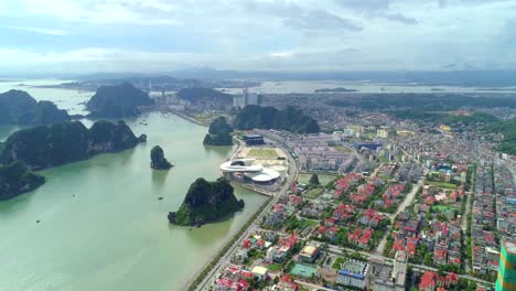 4-k-Blick-über-Stadt-und-Park-mit-Bai-Tho-Karst-Berg-Ha-lange-Bucht.-Halong-Stadt.