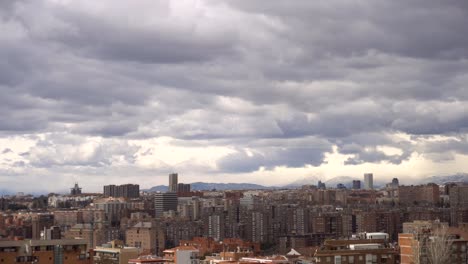 Panoramablick-nach-Madrid,-Wolkenkratzer-vier-Türme-und-TV-Turm-El-Pirul