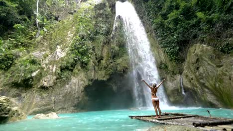 Mädchen-umarmen-schönen-Wasserfall-in-den-Philippinen---4K