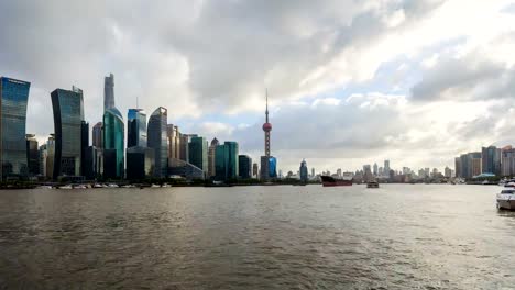 4K-Zeitraffer-der-Skyline-von-Shanghai-und-Stadtbild-mit-bewölktem-Himmel