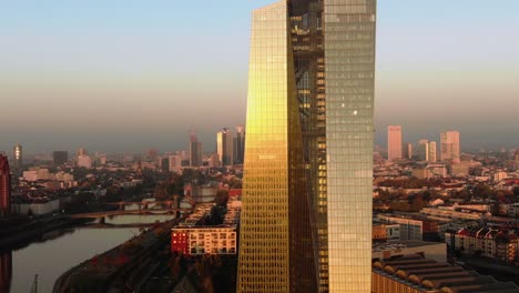 Frankfurt-EZB-Skyline-Luftaufnahme-in-frühen-Sonnenaufgang-spiegelnden-Sonne