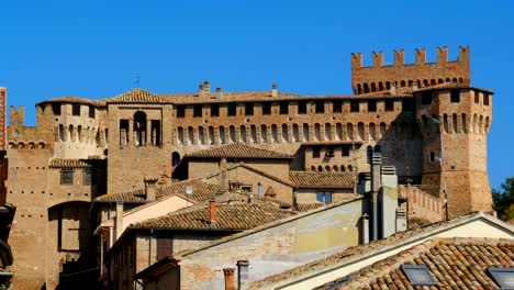 mittelalterliche-Stadt-Gebäude-Italien-Häuser-Dorf-von-Gradara