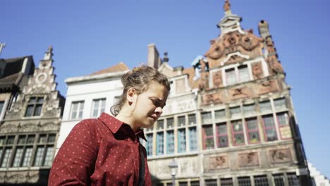 Girl-watching-map-on-street