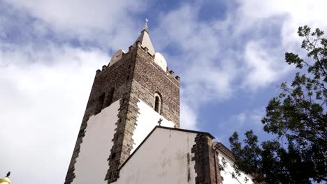 Kathedrale-von-Funchal-Kirchturm-gesehen-von-der-Straße-auf-Madeira