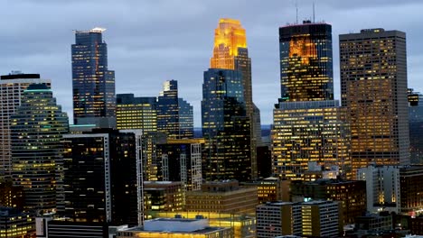 Minneapolis-Skyline---Citylights---Luftbild